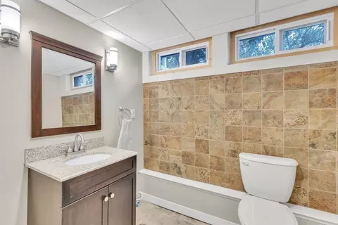 Bath - 125 E Allen Ridge Rd, Springfield, MA 01118 photo 2 of 2