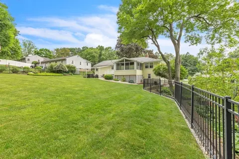 Exterior - 125 E Allen Ridge Rd, Springfield, MA 01118 photo 5 of 7