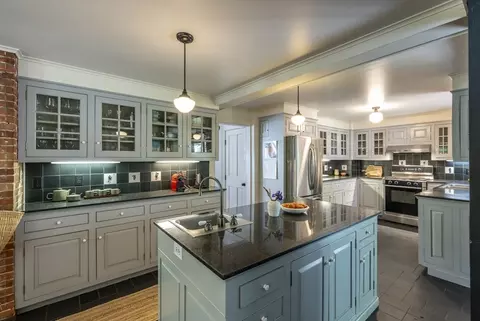 2 Chestnut Hill Rd, Leverett, MA 01054