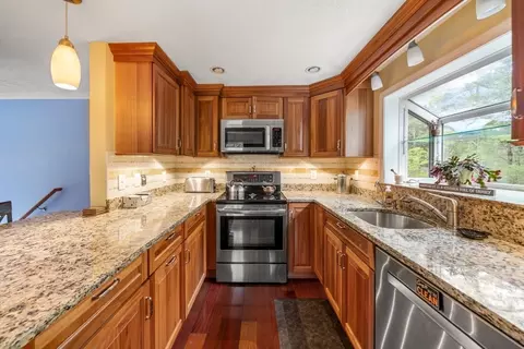 27 Lucys Path, Plymouth, MA 02360