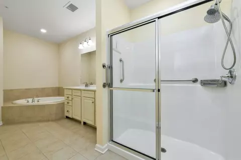 Bath - 23 Augustus Ct #1006, Reading, MA 01867 photo 2 of 4