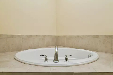 Bath - 23 Augustus Ct #1006, Reading, MA 01867 photo 3 of 4