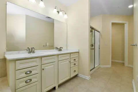Bath - 23 Augustus Ct #1006, Reading, MA 01867 photo 1 of 4
