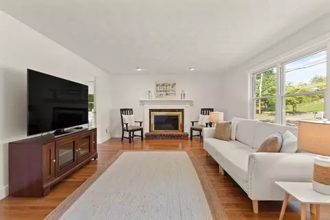 Living - 371 Franklin St, Reading, MA 01867 photo 4 of 5