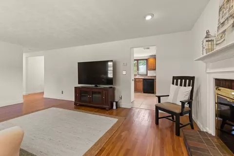 Living - 371 Franklin St, Reading, MA 01867 photo 3 of 5