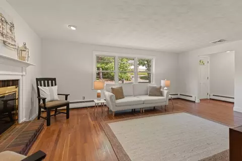 Living - 371 Franklin St, Reading, MA 01867 photo 2 of 5