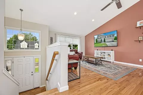 Entry Way - 2 Carter Way, Worcester, MA 01609 photo 2 of 2