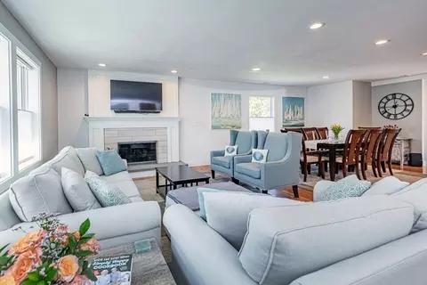 Living - 54 Cornell Rd, Marblehead, MA 01945 photo 2 of 3