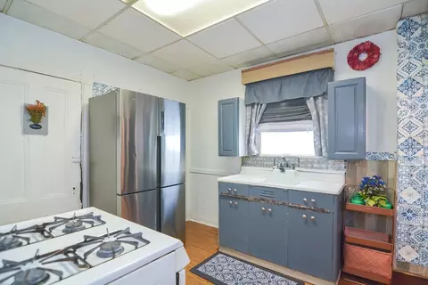 Kitchen - 10 Blake Ct, Everett, MA 02149 photo 4 of 6