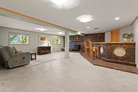 Living - 19 Youngs Rd, Gloucester, MA 01930 photo 4 of 5
