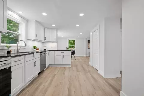 Entry Way - 91 Schofield Ave, Dudley, MA 01571 photo 3 of 4
