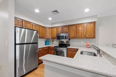 Kitchen - 39 Abington Rd #39, Danvers, MA 01923 photo 4 of 6