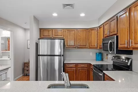 Kitchen - 39 Abington Rd #39, Danvers, MA 01923 photo 3 of 6