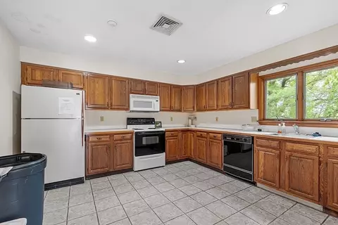 Kitchen - 39 Abington Rd #39, Danvers, MA 01923 photo 6 of 6