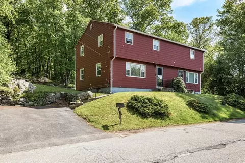 8 A-b Hayward Ln, Millbury, MA 01527