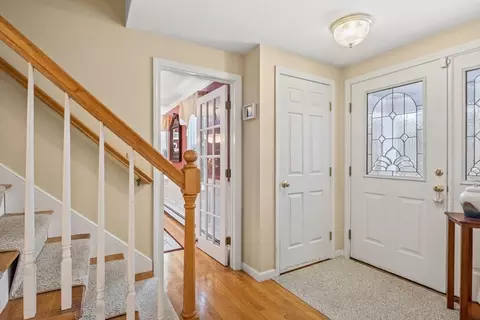 Entry Way - 476 Pine St, Marshfield, MA 02050 photo 2 of 3