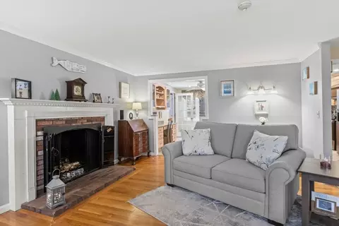 Living - 476 Pine St, Marshfield, MA 02050 photo 1 of 2