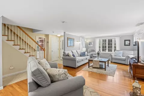 Living - 476 Pine St, Marshfield, MA 02050 photo 2 of 2