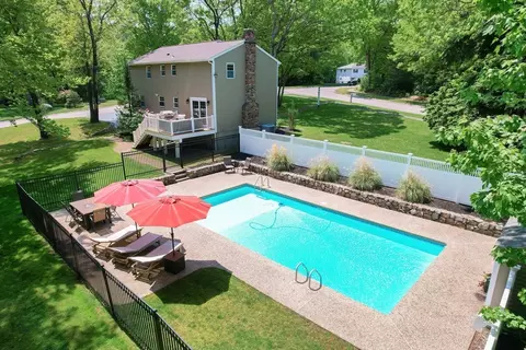 5 Queens Ter, Holliston, MA 01746