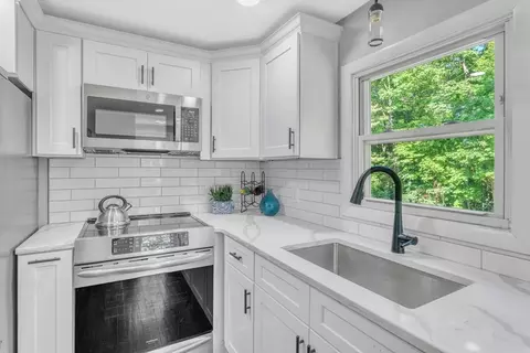 28 Longview Dr, Northampton, MA 01062
