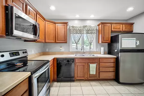 1572 Sumner Ave, Springfield, MA 01118 photo 3