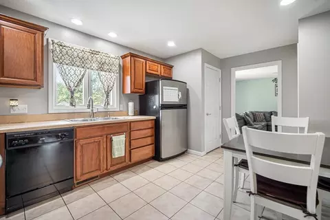1572 Sumner Ave, Springfield, MA 01118 photo 11