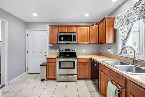 1572 Sumner Ave, Springfield, MA 01118 photo 10