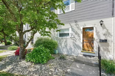 140 Autumn St #F, Agawam, MA 01001