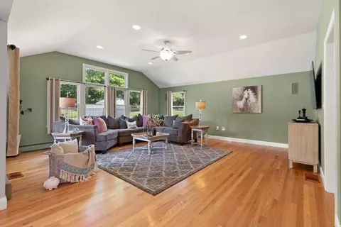 Living - 17 Collins Ave, Reading, MA 01867 photo 2 of 4