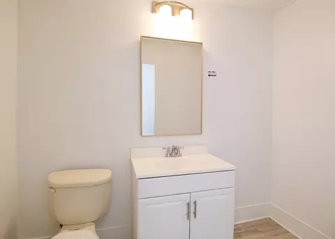 Bath - 19 Greene Pl, Springfield, MA 01109 photo 2 of 2