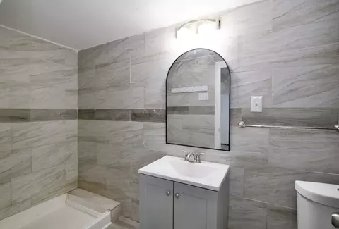 Bath - 19 Greene Pl, Springfield, MA 01109 photo 1 of 2