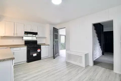 Entry Way - 19 Greene Pl, Springfield, MA 01109 photo 1 of 2