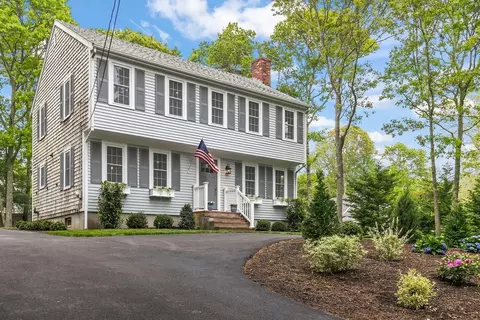 4 Heather Ln, Falmouth, MA 02556