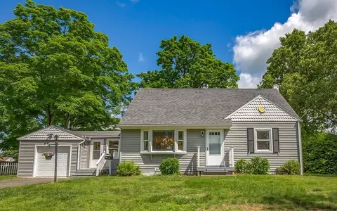 11 Moon St, Enfield, CT 06082