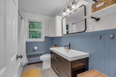 Bath - 33 Wendover Rd, Worcester, MA 01606 photo 1 of 2