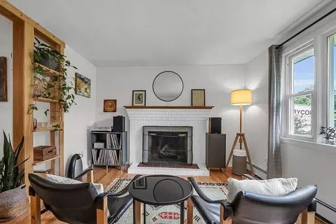 Living - 33 Wendover Rd, Worcester, MA 01606 photo 2 of 4