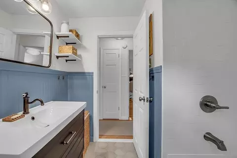 Bath - 33 Wendover Rd, Worcester, MA 01606 photo 2 of 2