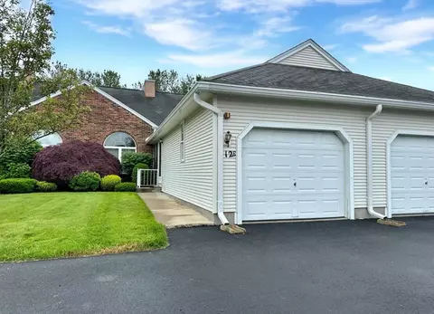 12 Castle Hill Rd # E, Agawam, MA 01001