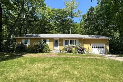 8 Kennedy Cir, Holyoke, MA 01040