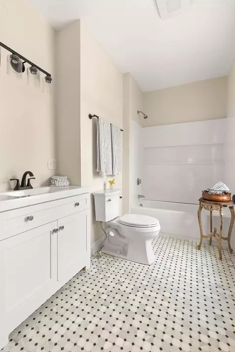 Bath - 39 Beacon St #-, Gloucester, MA 01930 photo 1 of 3