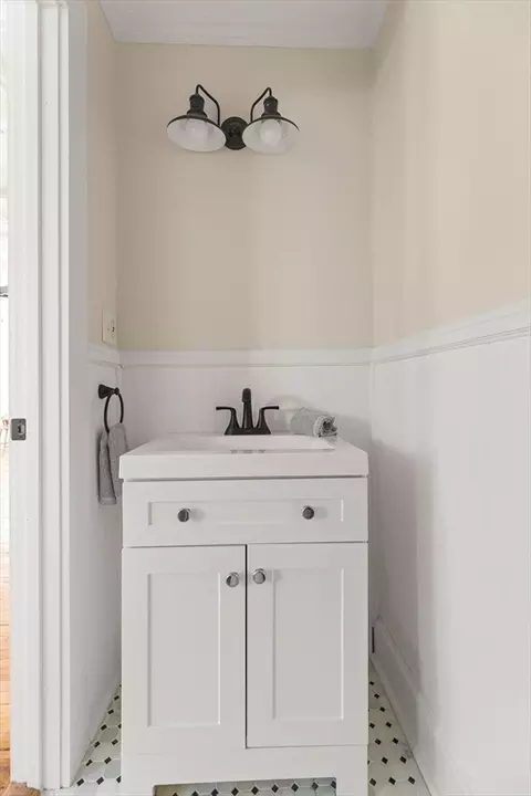Bath - 39 Beacon St #-, Gloucester, MA 01930 photo 3 of 3