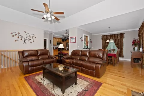 93 Caddyshack Dr, Chicopee, MA 01020 photo 4