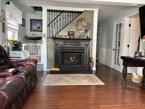 Living - 9 1st Ave, Wareham, MA 02571 photo 1 of 3