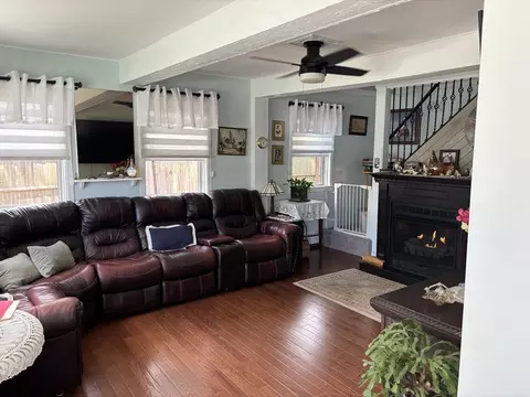 Living - 9 1st Ave, Wareham, MA 02571 photo 2 of 3