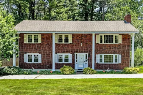 52 Meadowbrook Rd, Bedford, MA 01730