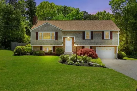 8 N Hill Rd, Plymouth, MA 02360