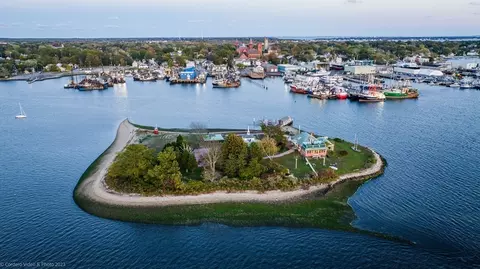 1 Crow Is, Fairhaven, MA 02719