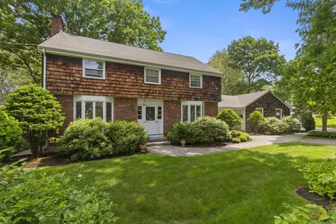 8 Highwood Rd, Manchester, MA 01944