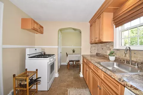 66 Oregon St, Springfield, MA 01118 photo 4