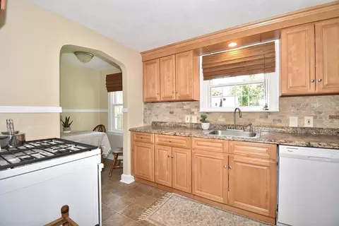66 Oregon St, Springfield, MA 01118 photo 3